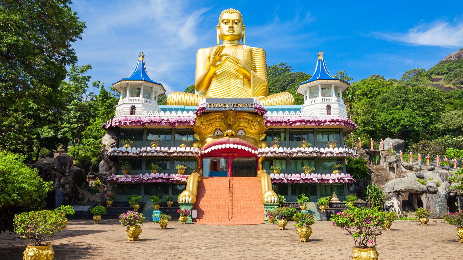 Dambulla cave temple buddha statues