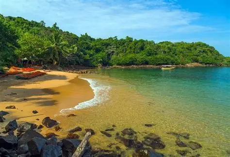 Calm turquoise ocean water gently washing ashore in Unawatuna